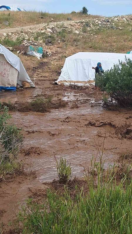 Tunceli’de sağanak nedeni ile yaylacıların çadırlarını su bastı