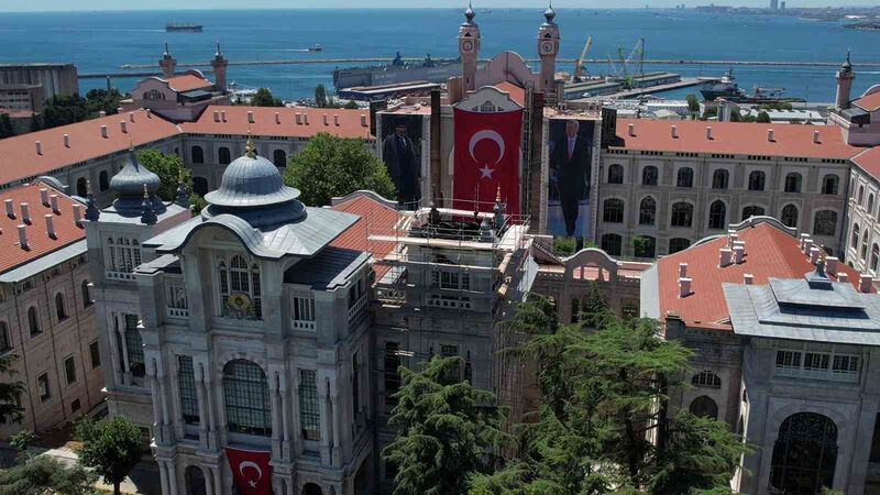 ÜSKÜDAR’DA TARİHİ BİNANIN KUBBESİ YANARAK ÇÖKMÜŞTÜ, ÇALIŞMALAR HAVADAN GÖRÜNTÜLENDİ