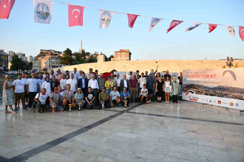 Vali Recep Yazıcıoğlu anısına yapılan yamaç paraşütü yarışmalarında kupalar sahiplerini buldu