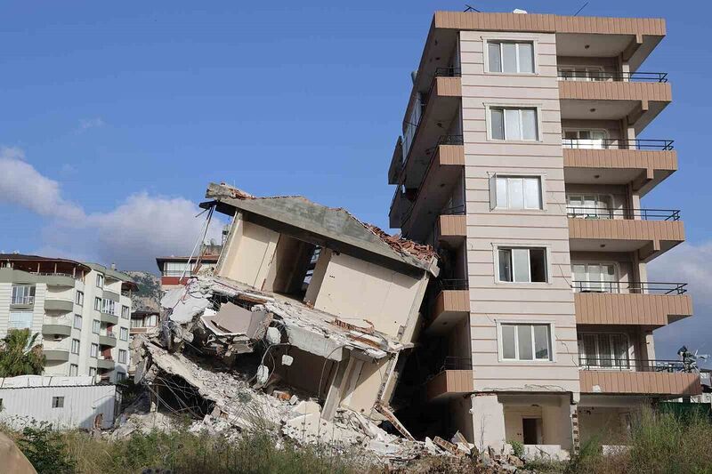 Yıkımı gerçekleştirilen 6 katlı bina yandaki az hasarlı binanın üzerine devrildi