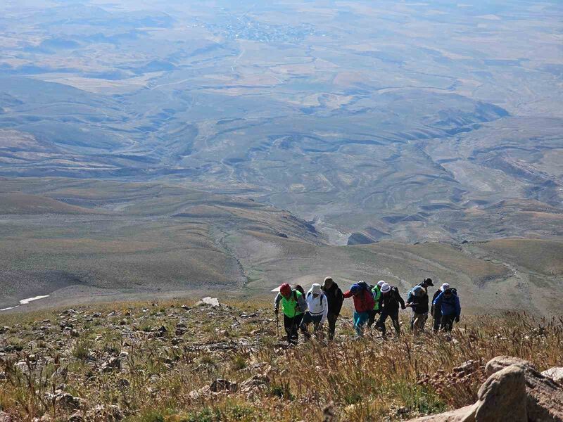 4 bin 58 rakımdaki buzul gölünde yüzme keyfi