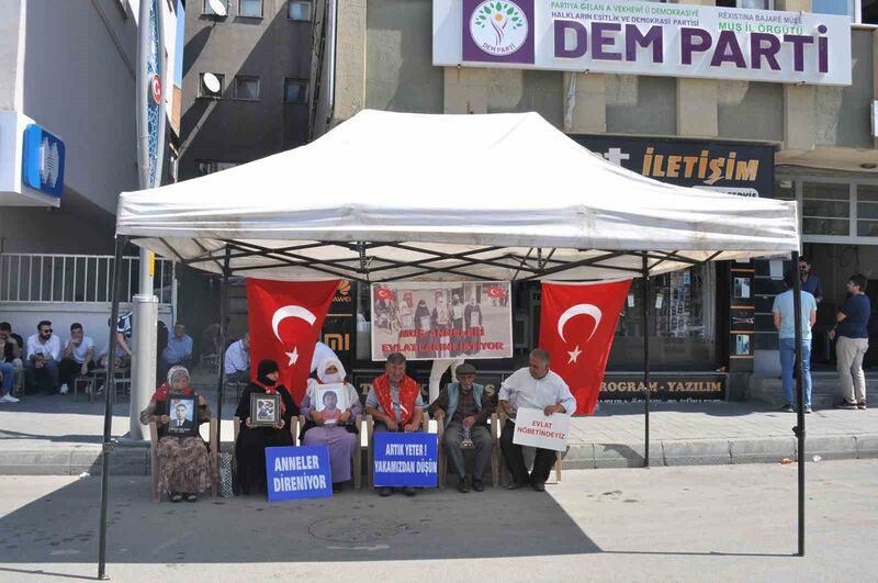 DEM PARTİ ÖNÜNDE EVLAT