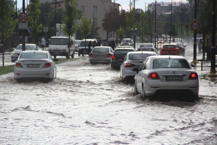 SAĞANAK YAĞIŞ UYARISINDA BULUNAN