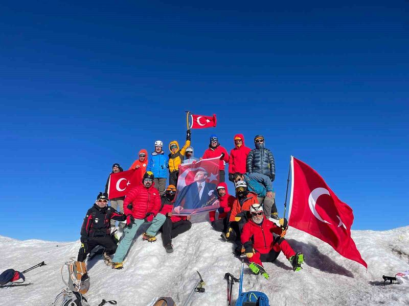 Ağrı Dağı’na zafer tırmanışı yapıldı