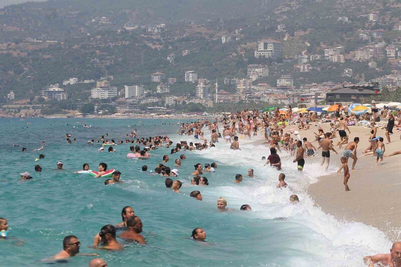 ANTALYA’NIN ALANYA İLÇESİNDE SICAKTAN