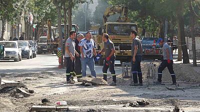 Asfalt çalışması sırasında doğal gaz boru hattında sızma ekipleri alarma geçirdi