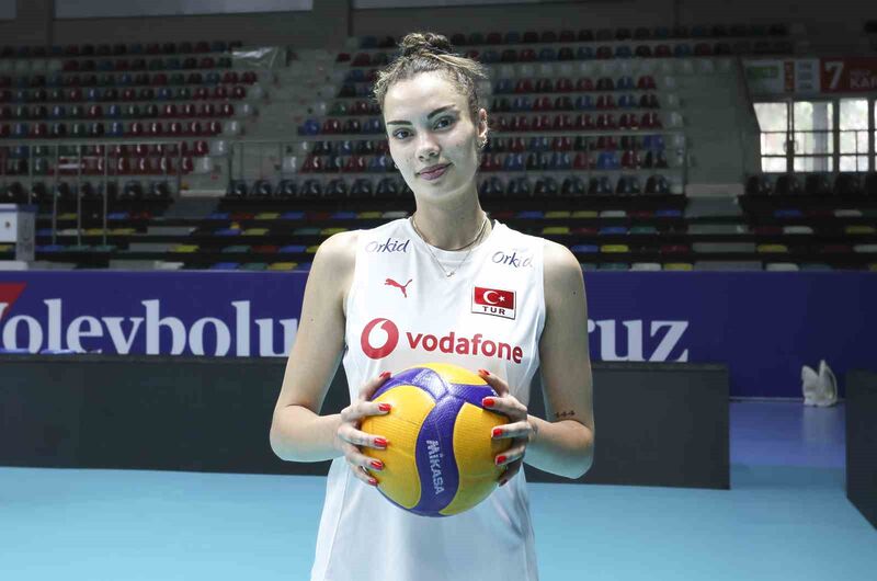 20 YAŞ ALTI KADIN VOLEYBOL MİLLİ TAKIMI'NDA KAPTAN BEREN YEŞİLIRMAK,