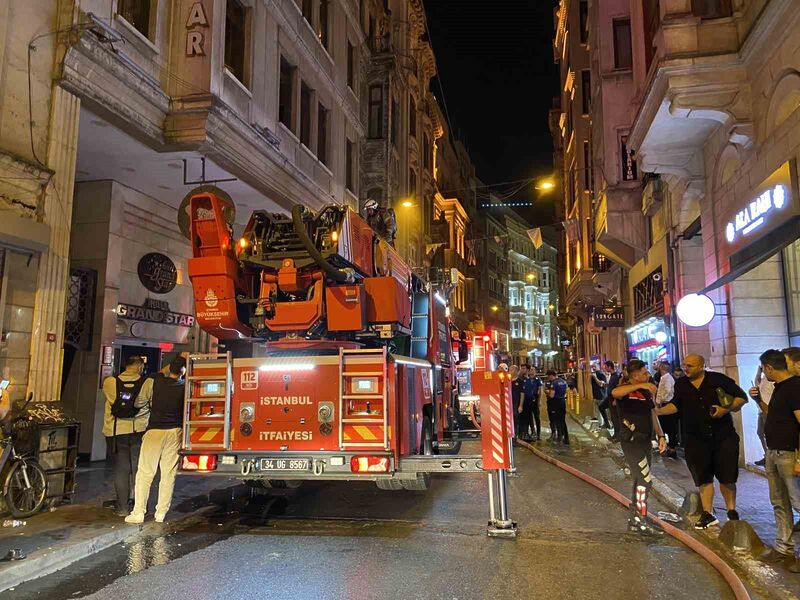 Beyoğlu’nda 9 katlı otelin bodrum katında korkutan yangın