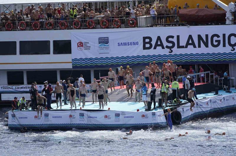 Binlerce yüzücü 36’ncı kez İstanbul Boğazı’nda kıtaları kulaçlarıyla birleştirdi