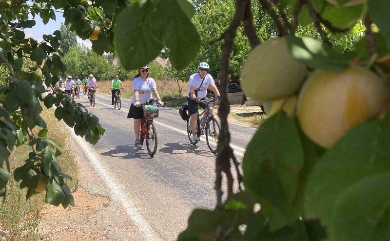 Bisiklet ve paraşüt sevdalıları Mersin Erdemli’de buluştu