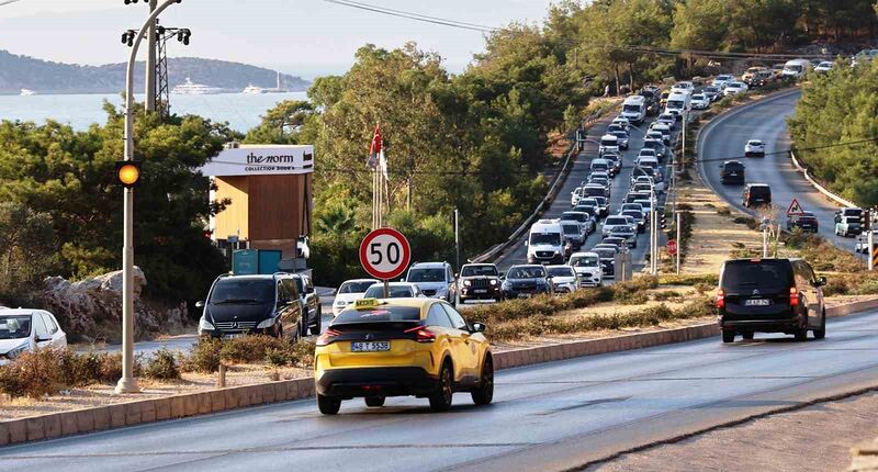 Bodrum’a 24 saatte giriş yapan 20 bin araç trafiği kilitledi