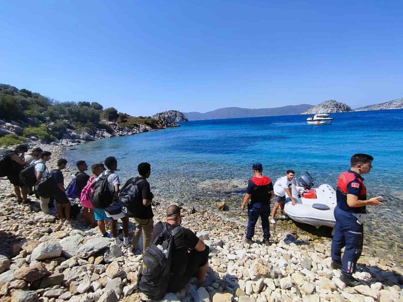 Bozburun Girneyit koyunda 13 düzensiz göçmen ve 2 göçmen kaçakçısı yakalandı