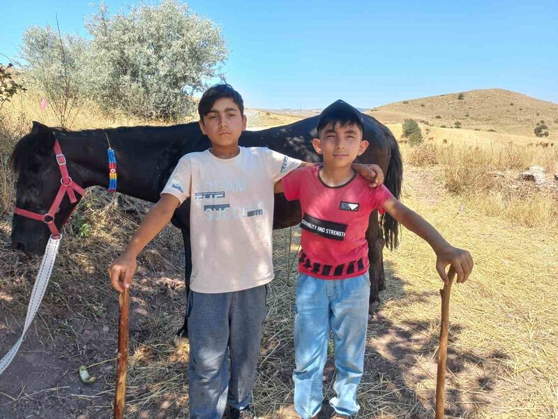 Bozkırın minik çobanları, biri polis diğeri sanayide usta olmak istiyor