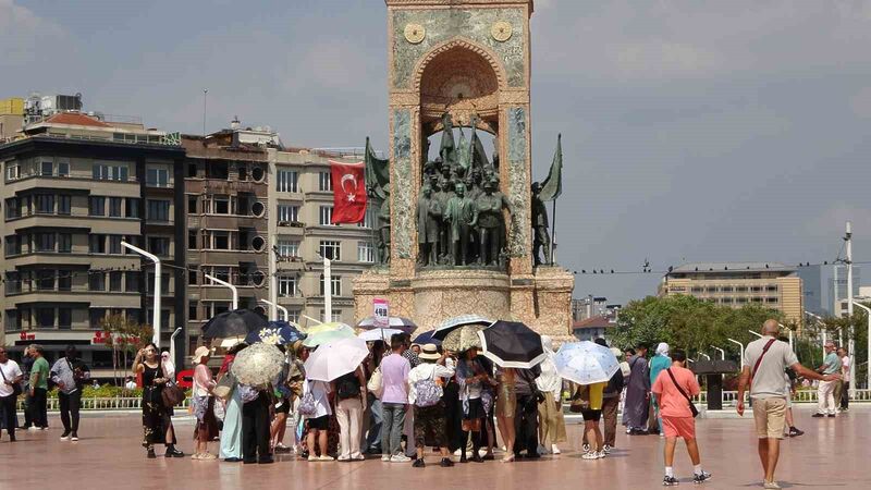 ANITIN ÖNÜNDE ÇEKİLDİKLERİ FOTO