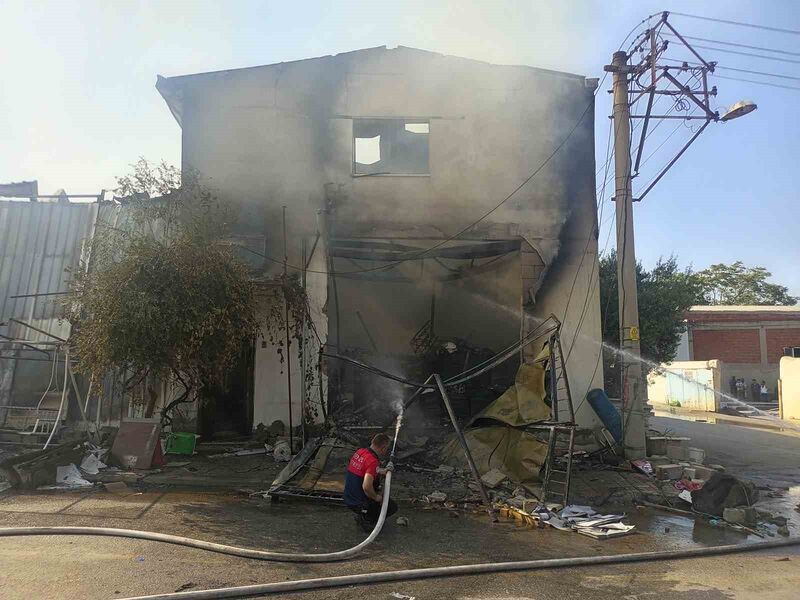 Denizli’de şarjda bırakılan telefon, ambalaj fabrikasını küle çevirdi