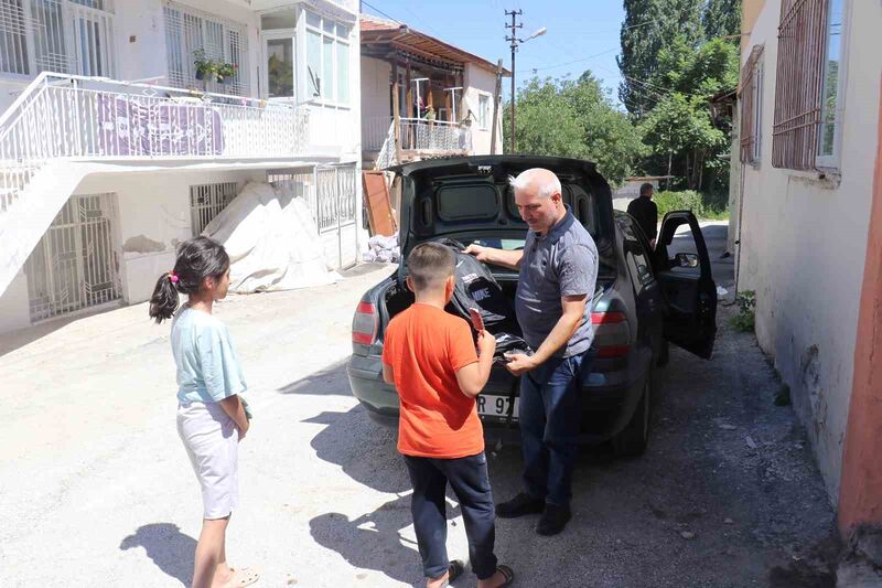 Depremzede öğrencilere okul çantası hediyesi