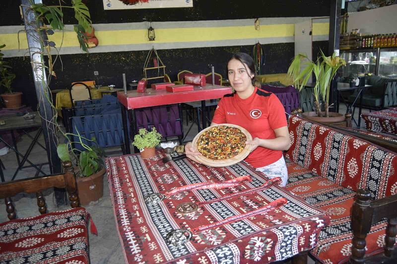 Diyarbakırlı milli bilek güreşçisinden yöresel malzemelerle “Pirano” pizza