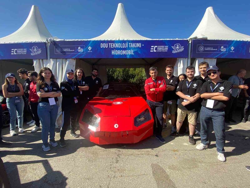 Doğuş Üniversitesi Teknoloji Takımı’nın geliştirdiği “Hidromobil’e Selçuk Bayraktar’dan imza