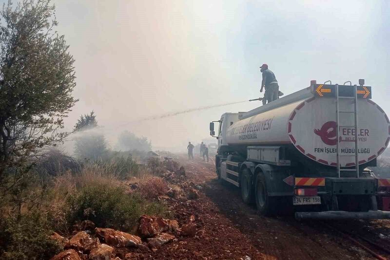 Efeler’in ekipleri yangınları söndürmek için çalışıyor