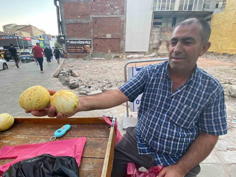 Elazığ’da susuz yetişen Kultik kavunu tezgahlarda