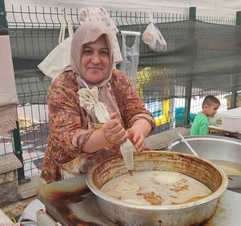 Evinde anne, tezgahta tatlıcı