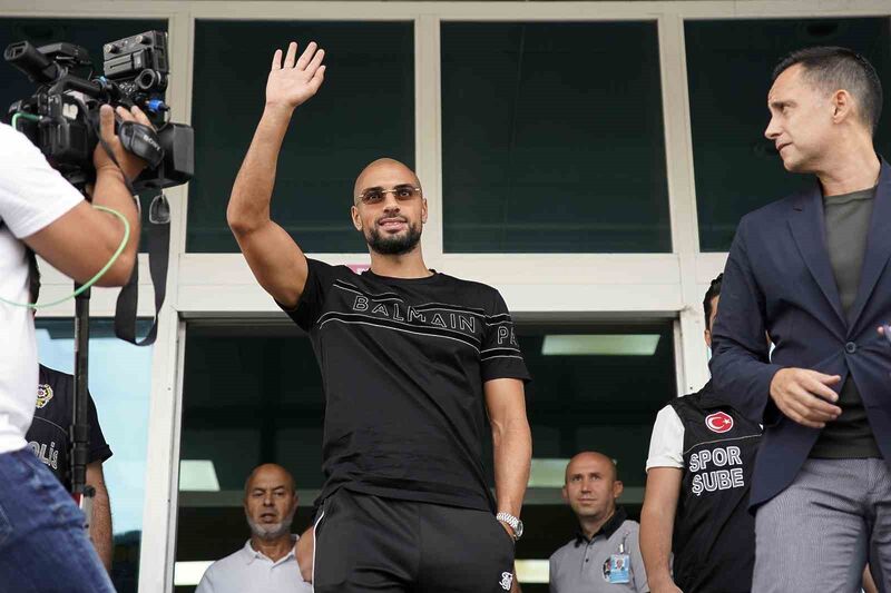 Fenerbahçe, Sofyan Amrabat’ı satın alma opsiyonuyla kiraladığını açıkladı