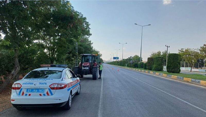 Gaziantep’te işçileri taşıyan araç ve traktör sürücüleri denetlendi