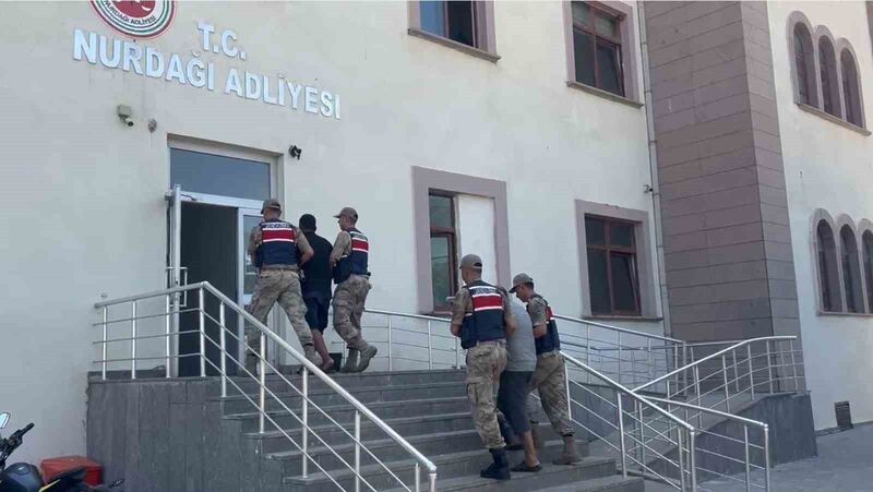 Gaziantep’te kaçak göçmen organizatörü 2 şahıs tutuklandı