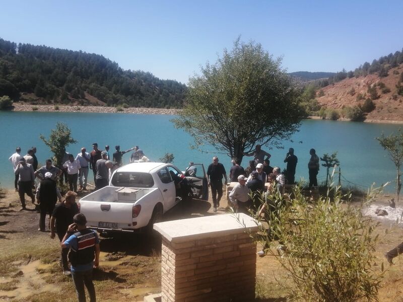 Gölde boğulma tehlikesi geçiren torunlarını kurtaran dede kayboldu