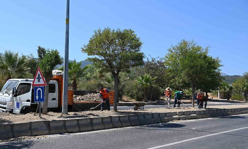 Güzelçamlı’nın refüj ve kavşaklarına estetik düzenleme