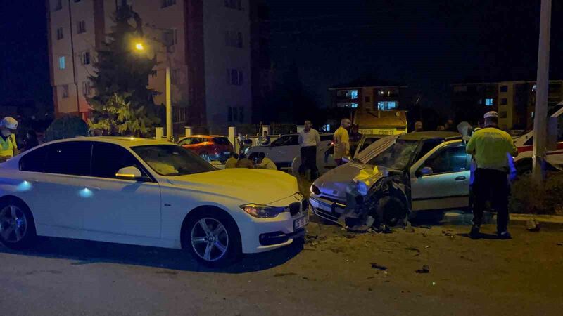 İki otomobilin kafa kafaya çarpıştığı kaza kamerada: 1 ölü, 5 yaralı