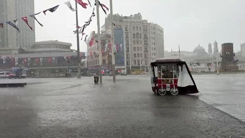 İSTANBUL'DA BAŞLAYAN SAĞANAK YAĞIŞ