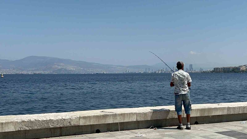 İzmir Körfez’deki felakete rağmen balık tutmaya devam ediyorlar