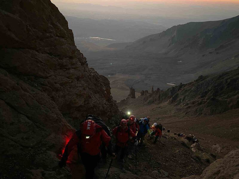 JAK Timlerinden Erciyes’e zirve tırmanışı