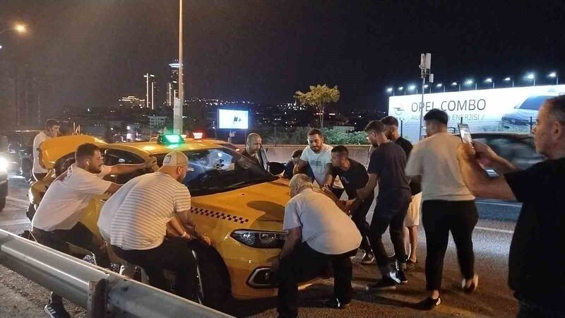 KADIKÖY'DE MAKAS ATAN SÜRÜCÜ