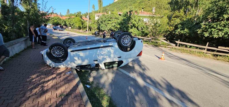 KASTAMONU’NUN CİDE İLÇESİNDE KALDIRIMA ÇARPARAK TAKLA ATAN OTOMOBİLİN SÜRÜCÜSÜ YARALANDI.