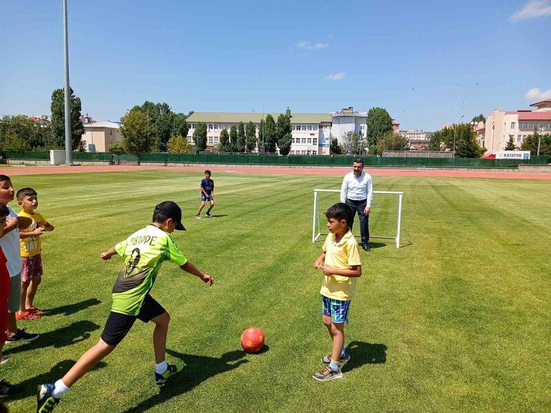 Kars’ta milletvekili çocuklarla top oynadı