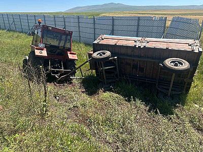 KARS’TA TRAKTÖR RÖMORKU DEVRİLDİ: