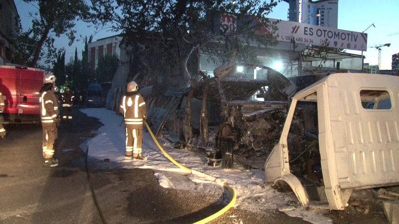 Kartal’da park halindeki iki araç alev alev yandı