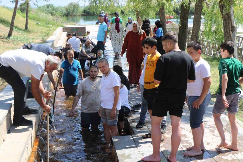 KAVURUCU SICAKTA EKŞİSU BUZ