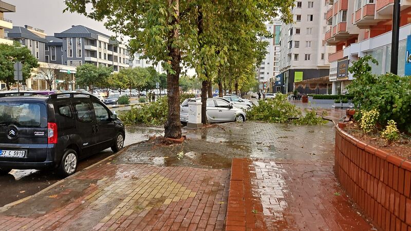 Kavurucu sıcakta Gaziantep yağmur ile serinledi