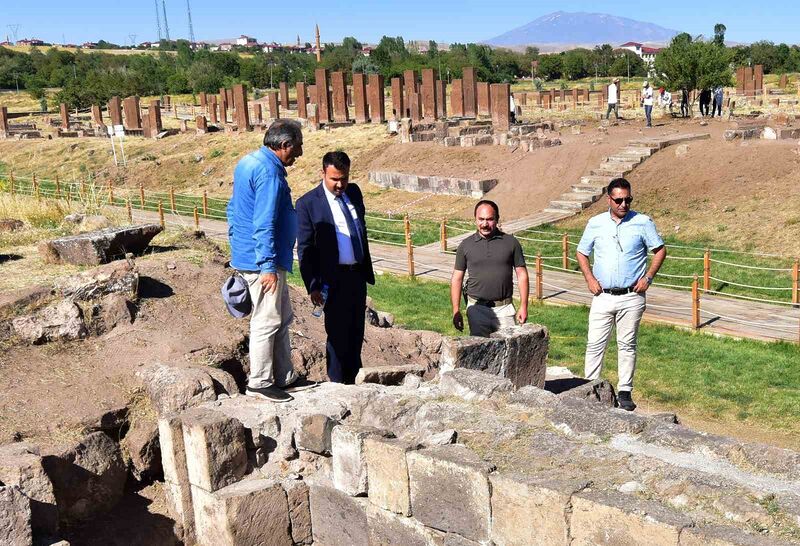 BİTLİS’İN AHLAT KAYMAKAMI BATUHAN