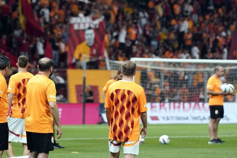 GALATASARAYLI TARAFTARLAR TAKIMIN KAPTANLARINDAN