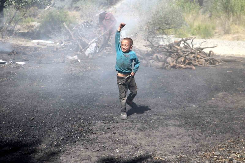 AİLELER MANGAL KÖMÜRÜ YAPARKEN