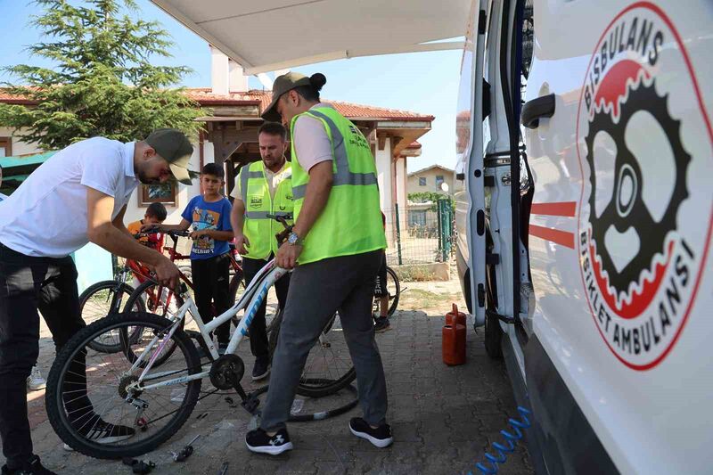 Konya Büyükşehir bisiklet tamircisi olmayan mahallelere “Bisbulans” ile hizmet götürüyor