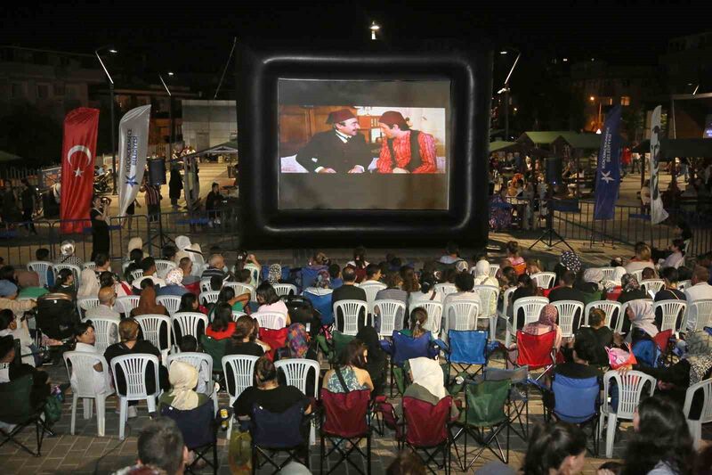 Küçükçekmece’de açık hava sinema günlerine yoğun ilgi