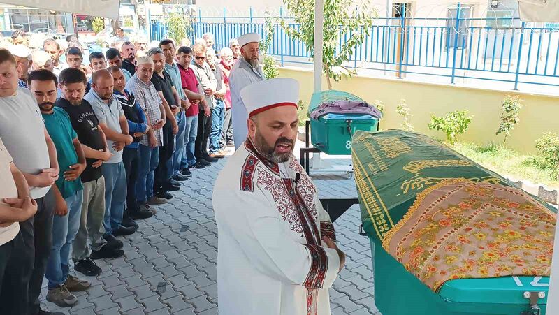 Kütahya’da otomobilin çarpması sonucu hayatları kaybeden iki kız kardeş toprağa verildi