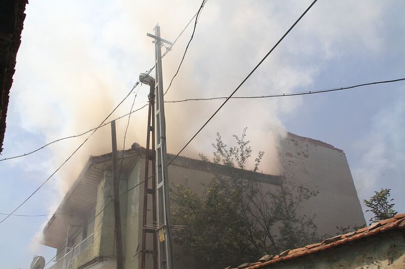 Manisa’da mahalle arasında çıkan yangın paniğe neden oldu