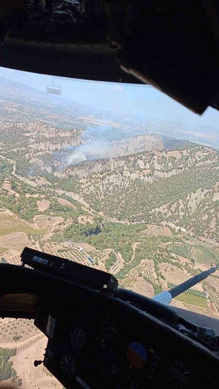 Manisa’da orman yangınına havadan ve karadan müdahale ediliyor