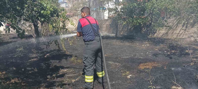 Örtü yangın büyümeden söndürüldü